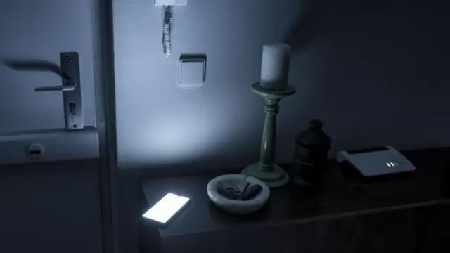 मोबाईल उशाशी घेऊन झोपणं घातक?