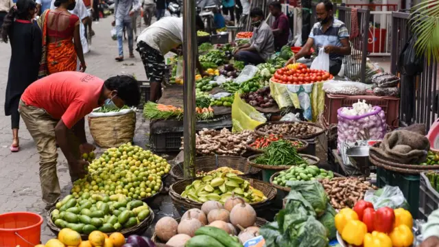 গুয়াহাটির ফ্যান্সি বাজার এলাকায় শাকসব্জির দোকান