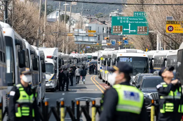 윤석열 대통령 탄핵 심판 선고를 하루 앞둔 3일 서울 종로구 헌법재판소 인근이 경찰 차벽으로 둘러져 있다