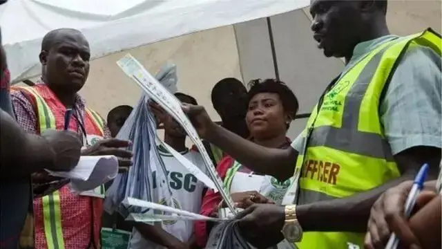 Wasu mutane na ƙirga ƙuri'a