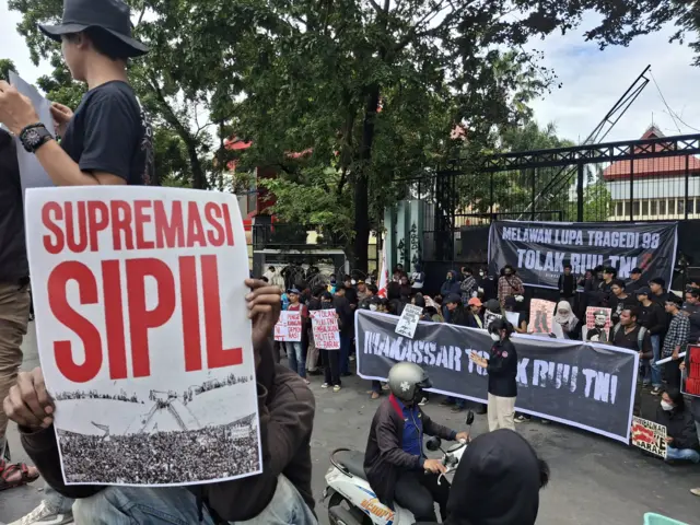 tolak UU TNI, revisi UU TNI, mahasiswa, Makasssar