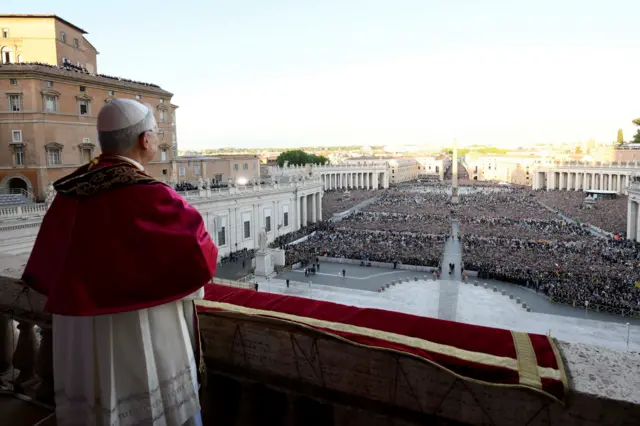 Pope Leo XIV stand for balcony e dey look St Peter's Square during im first appearance as pontiff