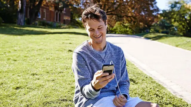 Hombre con auriculares con cable. 