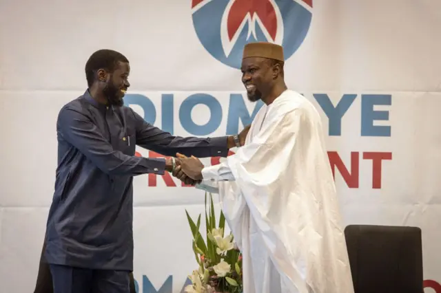 Bassirou Diomaye Faye, candidat à la présidentielle (à gauche), et Ousmane Sonko, chef de l'opposition sénégalaise, se saluent lors d'une conférence de presse à Dakar, au Sénégal, le vendredi 15 mars 2024.