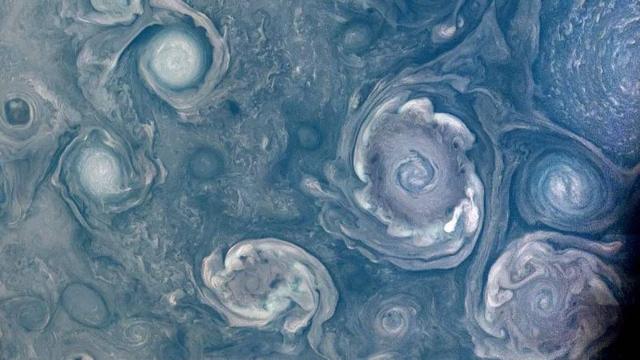 Ciclones girando no planeta Júpiter