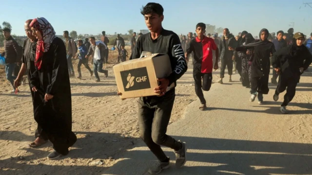 ثمة ثلاثة مراكز لتوزيع المساعدات التابعة لمؤسسة غزة الإنسانية في غزة – مقارنة بـ 400 في السابق كانت تابعة للأمم المتحدة