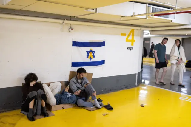 Люди в убежище на парковке