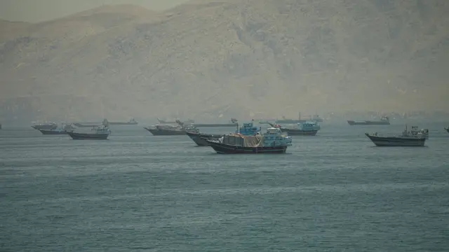 Embarcações ancoradas no Estreito de Ormuz, vistas de Musandam, Omã.