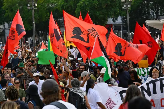 Des manifestants défilent lors de la première grande marche Cabral organisée par Black Movements Portugal pour célébrer le centenaire de la naissance d'Amilcar Cabral, le leader des luttes pour l'indépendance de la Guinée-Bissau et du Cap-Vert, le 21 septembre 2024 à Lisbonne, au Portugal. 