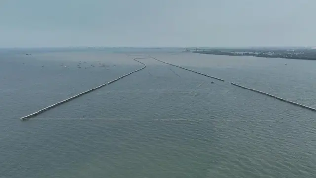 Penampakan pagar laut di pesisir Kabupaten Tangerang sepanjang 30,16 km.