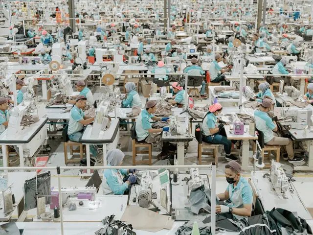 Pekerja Pan Brothers Tbk memproduksi pakaian olahraga di fasilitas perusahaan di Boyolali, Jawa Tengah, Indonesia pada Rabu, 12 Februari 2025. Indonesia kehilangan sekitar seperempat juta pekerjaan di industri tekstil dan pakaian jadi selama dua tahun terakhir, menurut Asosiasi Produsen Serat dan Benang Filamen Indonesia.