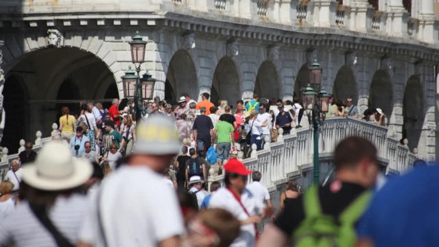 Turistas andandoschemion pokerponto turísticoschemion pokerVeneza