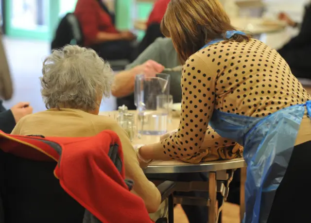 په انګلستان کې د زړو خلکو د پاملرنې په کور کې د غرمې ډوډۍ وړاندې کېږي.