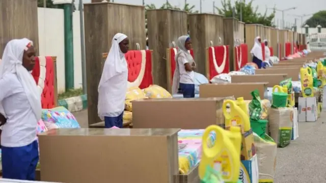 કાનુના સમૂહલગ્નમાં યુગલોની સ્થાયી થવામાં મદદ કરવા માટે કેટલીક ઘરવપરાશની વસ્તુઓ અને આર્થિક સહાય આપવામાં આવે છે