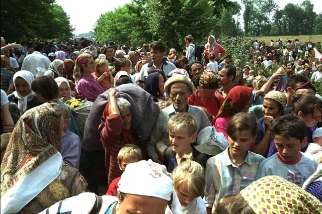 Refugiados de Srebrenica chegando ao campo de Tuzla, no norte da Bósnia