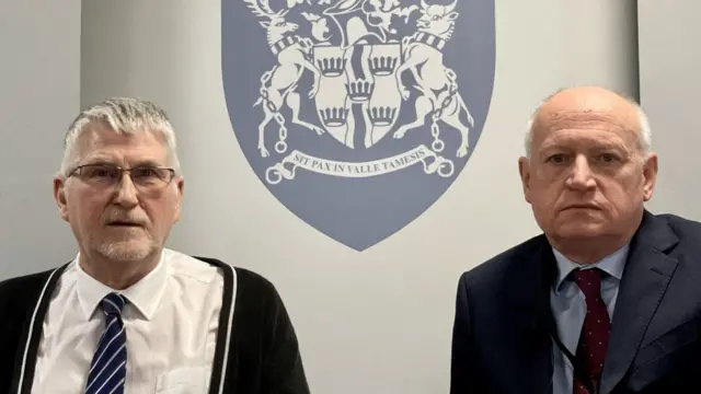 ክኢላ መርማሪ ፊል ዌንማን (ጸጋም) ምስ ሓላፊ ናይቲ ጕጅለ ዳግመ መርመራ ዓበይቲ ገበናት ፖሊስ ቴምዝ ቫሊ ፒተር በይርን 