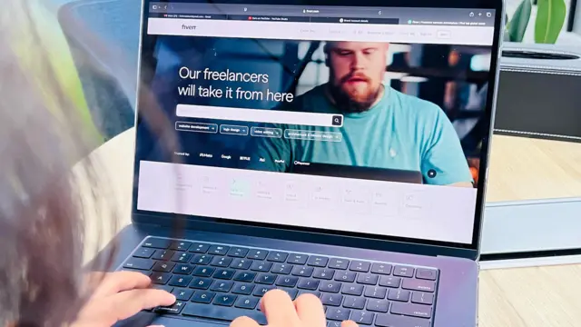 ''උදාහරණයක් හැටියට වෙබ් එකක් හරි, සොෆ්ට්වෙයාර් එකක්, මොබයිල් ඇප් එකක් වගේ සර්විස් එකක් හරි වෙනත් මොකක් හරි සර්විස් එකක් ලබා දෙන කොට වැට් එක අය කරන්න නියමිතයි.' 