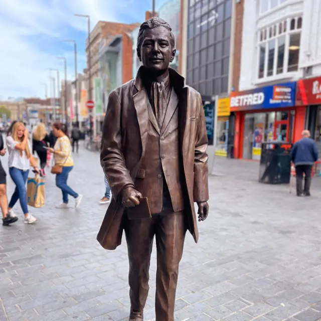 利物浦白教堂区中心地带北角音乐店（NEMS）原址前耸立的爱波斯坦铜像（5/9/2022）