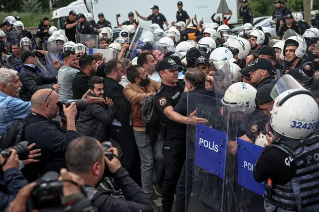 Polisle karşı karşıya gelen eylemciler