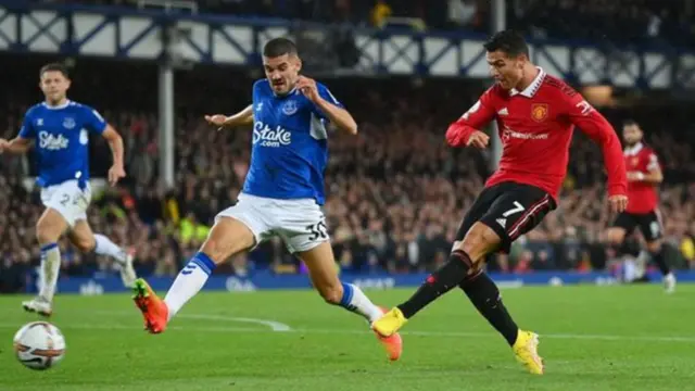 رونالدو با ضربه پای چپ هفتصدمین گل باشگاهی خود را به اورتون زد