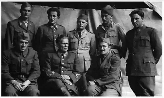 Vis 1944. godine: stoje sa leva na desno: Arso Jovanović, Milovan Đilas, nepoznati, Slobodan Penezić, Aleksandar Ranković; sede: Blagoje Nešković, Josip Broz, Momčilo Marković