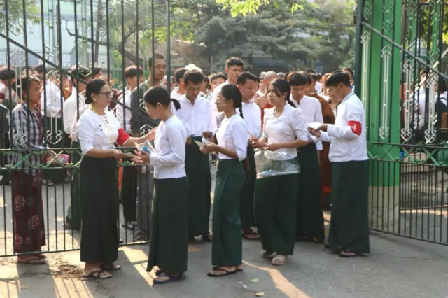 မန္တလေးတိုင်းထဲက တက္ကသိုလ်ဝင်တန်းစာမေးပွဲဖြေဆိုခဲ့တဲ့ ကျောင်းသား/သူတွေ (ပုံဟောင်း)