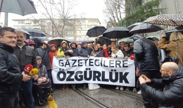 Fotoğrafta ellerinde "Gazetecilere Özgürlük" yazılı pankart taşıyan gazeteciler görülüyor.