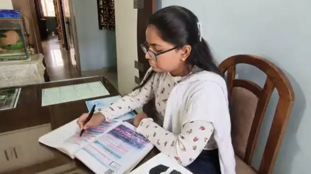 भाव्या और उनके भाई ने केजी से बारहवीं तक कभी ट्यूशन या कोचिंग का सहारा नहीं लिया