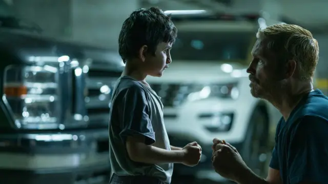 Una escena de la película con Jim Caviezel y un niño.