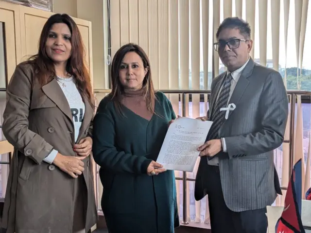 निकिता पौडेल मानव अधिकार आयोगमा उजुरी दिँदै