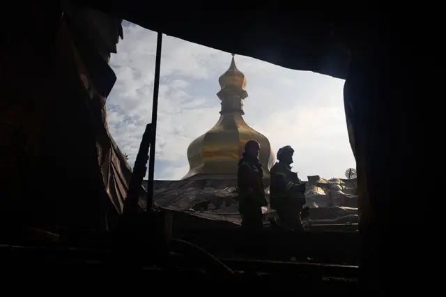 дах лаври після обстрілу 
