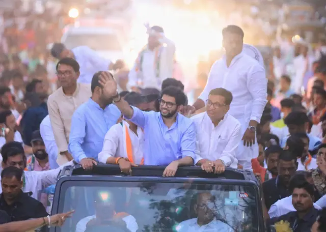 आदित्य ठाकरे, सोबत काँग्रेस नेते बाळासाहेब थोरात आणि गाडीत राष्ट्रवादी काँग्रेस (शरद पवार) गटाचे प्रमुख शरद पवार