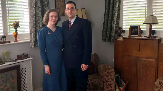 Liberty Avery y Greg Kirby se vistieron con ropa de los años 40 en su salón de estilo vintage.