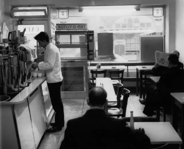 L'intérieur du restaurant Steve's, situé sur Lower Marsh, à Londres, le 8 février 1961. C'est ici que Harry Houghton et Gordon Lonsdale, deux des accusés dans le procès du réseau d'espionnage de Portland, se seraient rencontrés en août 1960 pour transmettre des secrets militaires britanniques aux Soviétiques. 