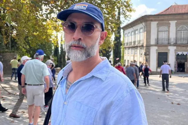 Daniel Franco de boné e barba grisalha