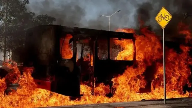 Ônibus pegando fogo na rua