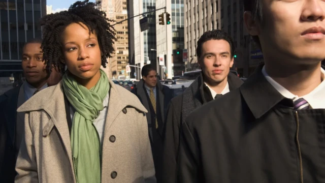 تعدادی زن و مرد در خیابان