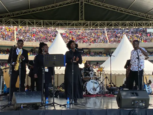 Musician dey perform