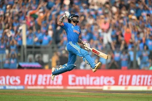 අද පැවති තරගයේදී ඉන්දීය කණ්ඩායමේ විරාත් කෝලි ක්‍රිකට් වංශ කතාවේ කඩඉමක් පසුකර යාමට සමත් විය. එක්දින තරගවලදී ශතක 50ක් රැස් කළ පළමු පිතිකරු ලෙස විරාත් කෝලි සමත් වුයේ එවැනි දස්කමක් දැක්වූ ලොව පළමු පිතිකරු බවට පත්වෙමිනි.