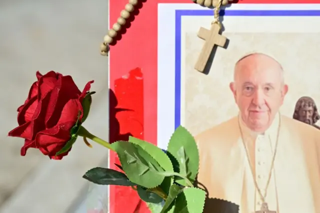 Papa'nın fotoğrafı yanında bir kırmızı gül