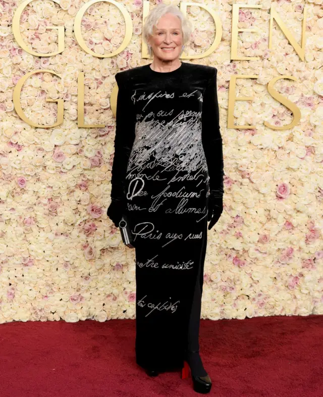 A atriz Glenn Close usou um vestido preto rabiscado com caligrafia branca