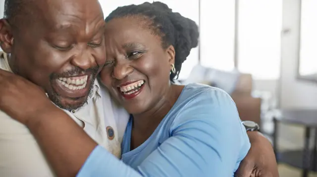 Couple riant sur la photo