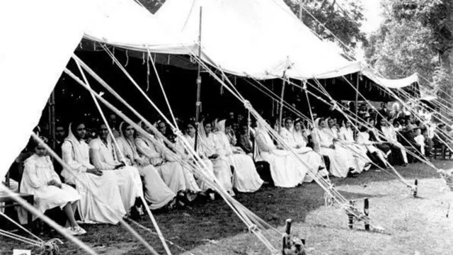 మ్యాచ్ చూస్తున్న పార్సీ మహిళలు