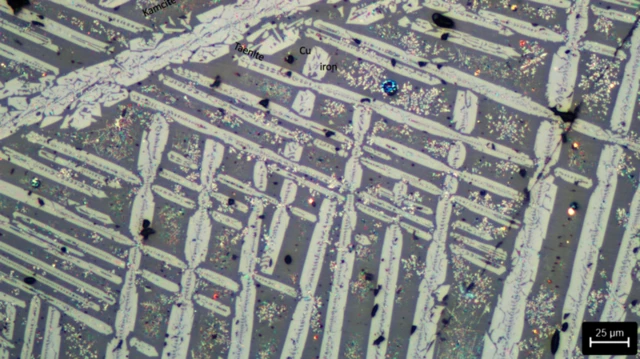 विडमॅनस्टेटन पॅटर्न (Widmanstätten Pattern) सारखा पॅटर्न त्या दगडात दिसून आला