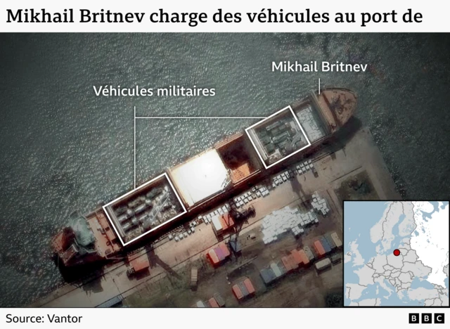 Une vue aérienne du navire russe chargeant des véhicules militaires à destination du Mali.