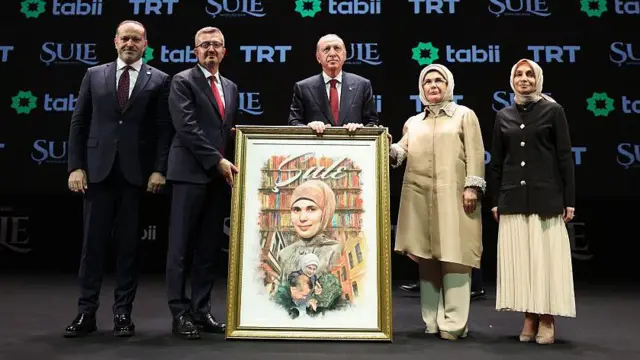 TRT Genel Müdürü Mehmet Zahid Sobacı, İletişim Başkanı Burhanettin Duran, Cumhurbaşkanı Recep Tayyip Erdoğan, eşi Emine Erdoğan ve AKP Grup Başkanvekili Leyla Şahin Usta (Soldan sağa) dizinin AKM'deki galasında birarada görülüyor. Ortadaki Cumhurbaşkanı Erdoğan'ın ayağının dibinde, Şenler'e ait bir tablo yer alıyor.