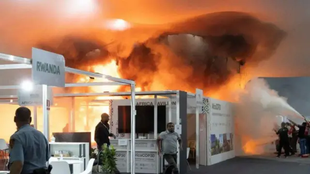 Пожарные тушат загоревшиеся стенды на конференции ООН по климату в Бразилии