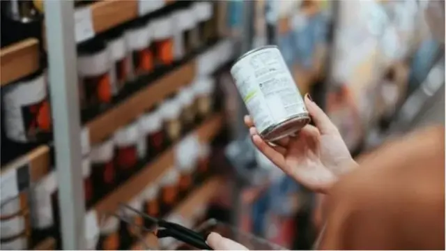 હાથમાં ખાદ્યપદાર્થ સાથે મહિલાની તસવીર 