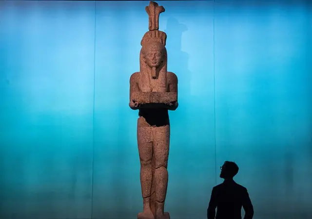 Jan mutum-mutumin dutse wanda abin bautar wasu mutanen Masar ne Hapi, wadanda suke girmama ambaliyar Tekun Nile da masu ninkaya suka gano a shekara 2001