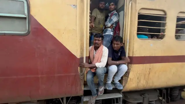 পরিযায়ী শ্রমিকদের কাছে এই ট্রেনগুলিই হয়ে উঠেছে লাইফলাইন